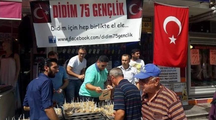Didimli Gen&ccedil;ler Şehitler İ&ccedil;in Helva Dağıttı