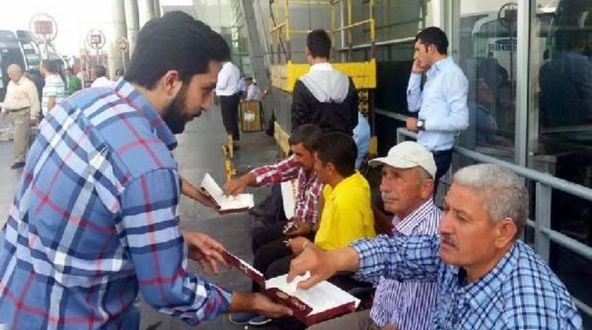 Kayseri'den Doğu'ya Giden Yolculara Ak Parti Lokum Dağıttı