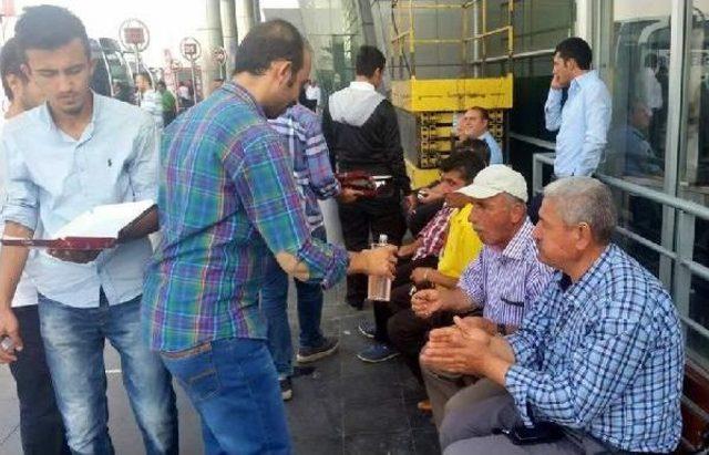 Kayseri'den Doğu'ya Giden Yolculara Ak Parti Lokum Dağıttı