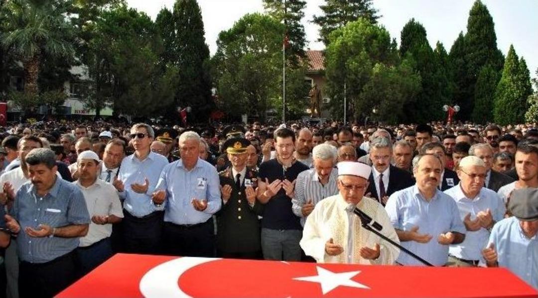 Şehit &Ccedil;avuş G&ouml;zyaşları Arasında Son Yolculuğuna Uğurlandı