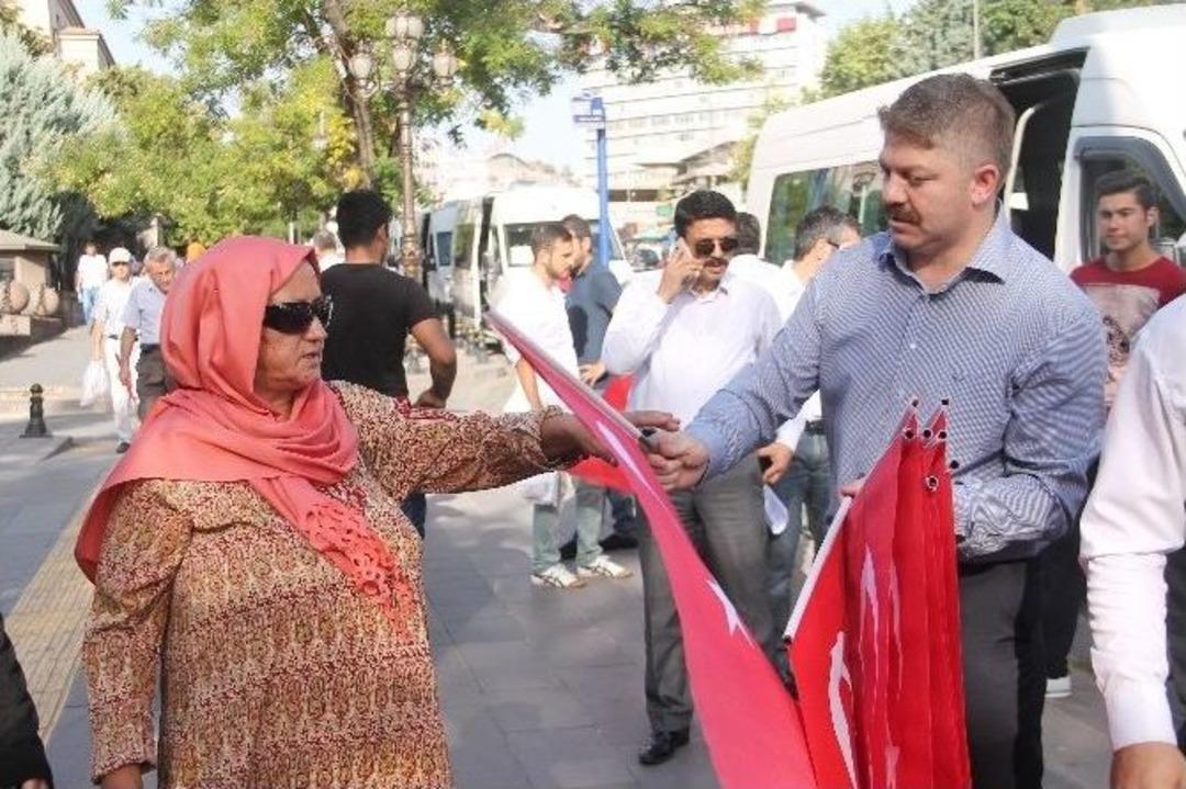 Ulus Kırmızı Beyaza B&uuml;r&uuml;nd&uuml;