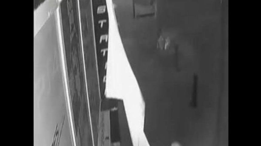 İşyeri &Ouml;n&uuml;ndeki Bayrağı &Ccedil;almak Isterken Yırttı