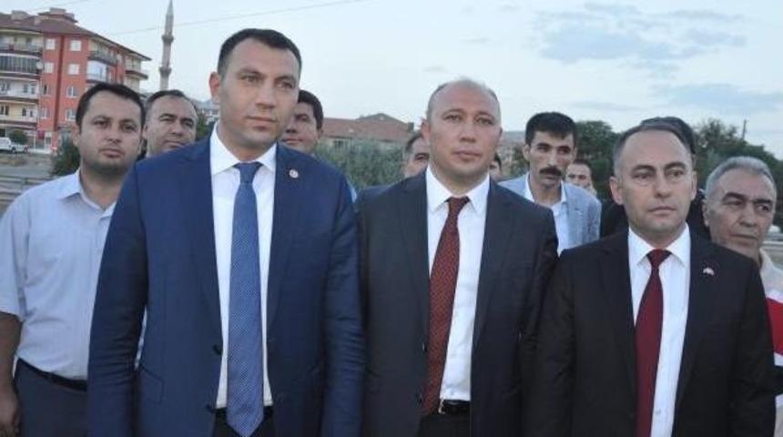 Mhp&rsquo;Liler Doğu Ve G&uuml;neydoğu Illerine Giden Otob&uuml;sleri Durdurup G&uuml;l Ve Lokum Dağıttı