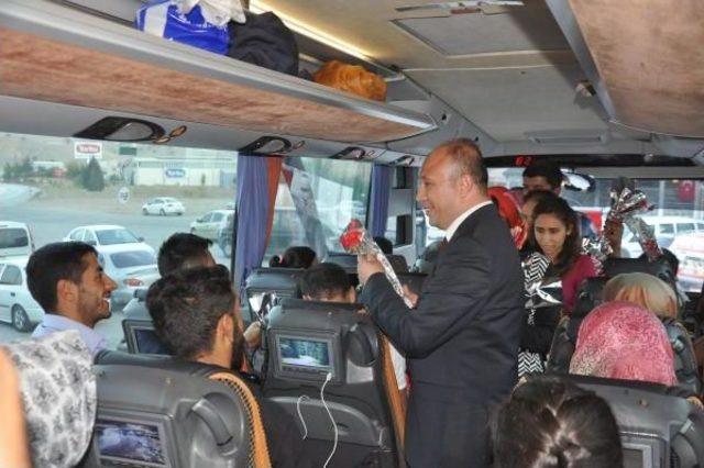 Mhp’Liler Doğu Ve Güneydoğu Illerine Giden Otobüsleri Durdurup Gül Ve Lokum Dağıttı