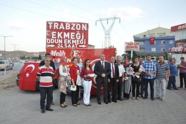 Mhp’Liler Doğu Ve Güneydoğu Illerine Giden Otobüsleri Durdurup Gül Ve Lokum Dağıttı