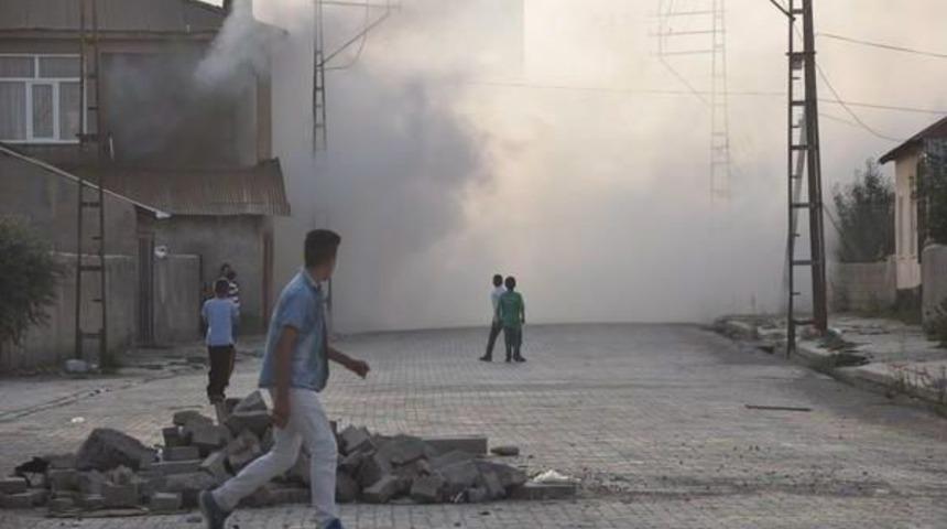 Y&uuml;ksekova'da Polis Barikatları Kaldırırken, Kazılan Hendekleri De Kapattı