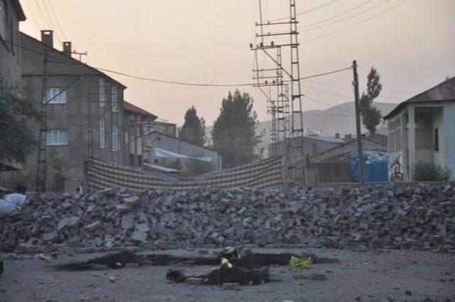 Yüksekova'da Polis Barikatları Kaldırırken, Kazılan Hendekleri De Kapattı