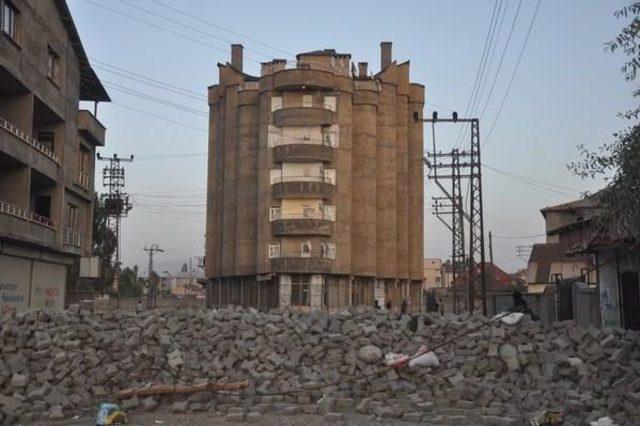 Yüksekova'da Polis Barikatları Kaldırırken, Kazılan Hendekleri De Kapattı