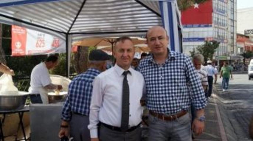 Ayto Başkanı &Uuml;lken, Şehitler İ&ccedil;in Lokma D&ouml;kt&uuml;ren Esnafa Destek Verdi