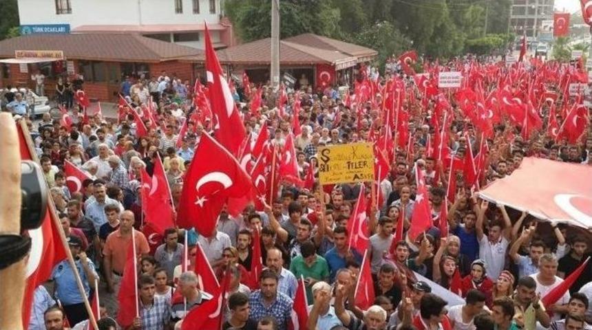 D&ouml;rtyol&rsquo;da Şehitlere Saygı Ve Ter&ouml;re Lanet Y&uuml;r&uuml;y&uuml;ş&uuml; Yapıldı