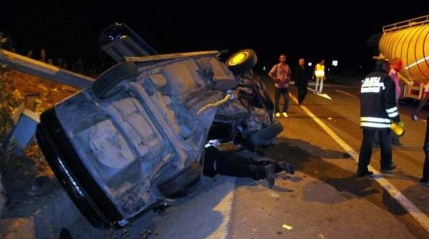 Otomobil Elektrik Direğine &Ccedil;arptı: 3 Yaralı