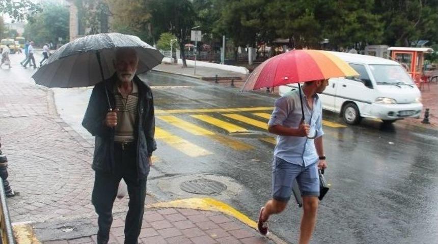 Tekirdağ&rsquo;da Sağanak Yağış Etkili Oldu