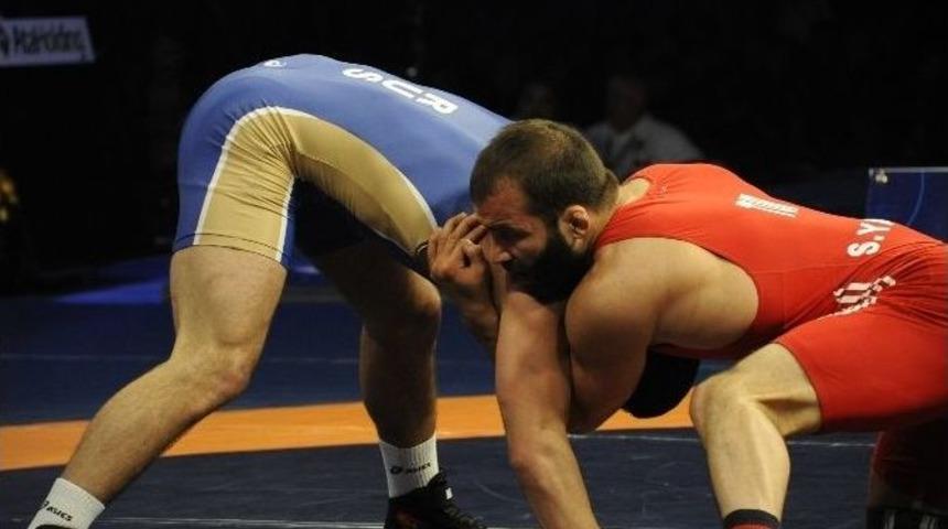 Selim Yaşar&rsquo;dan G&uuml;m&uuml;ş Madalya