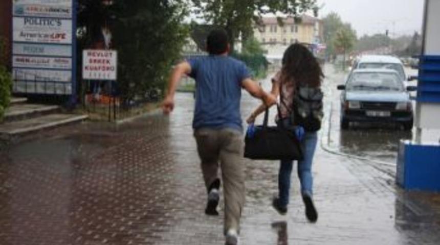 Bursa&rsquo;da Fırtına Ve Yağmur Hayatı Fel&ccedil; Etti