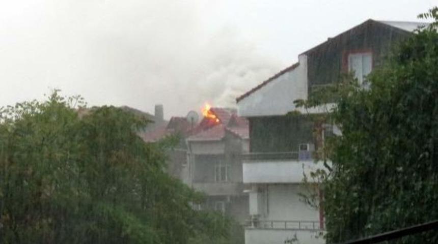 Biga'da Evin &Ccedil;atısına Yıldırım D&uuml;şt&uuml;