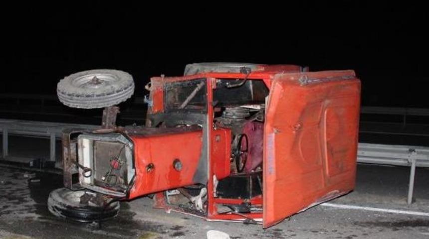 Otomobilin Arkadan &Ccedil;arptığı Trakt&ouml;r&uuml;n S&uuml;r&uuml;c&uuml;s&uuml; &Ouml;ld&uuml;