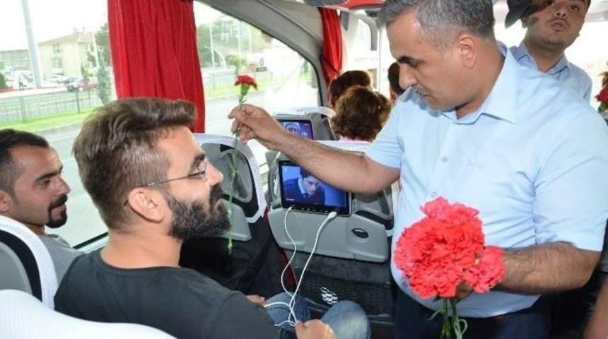 Malatya&rsquo;da Doğu Firmaları Yolcularına Karanfil Verildi