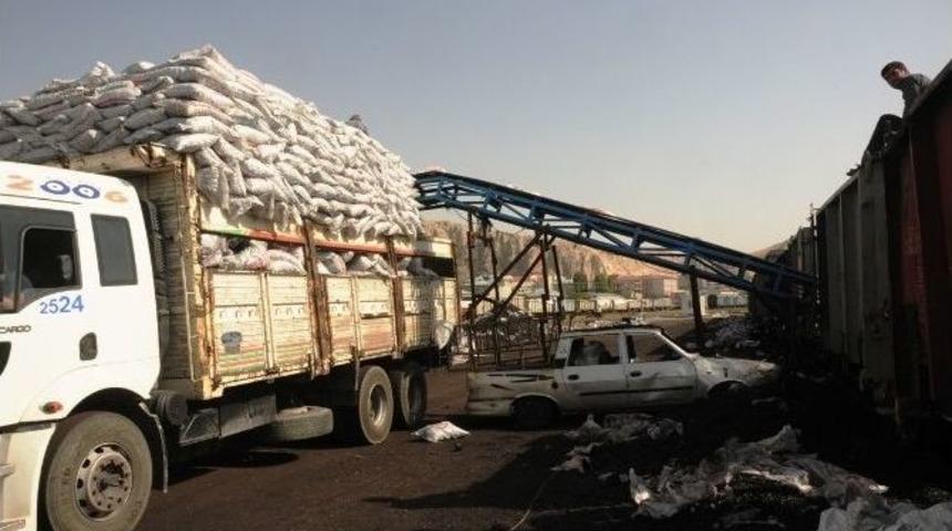 Van&rsquo;da K&ouml;m&uuml;r Yardımları Aralıksız S&uuml;r&uuml;yor