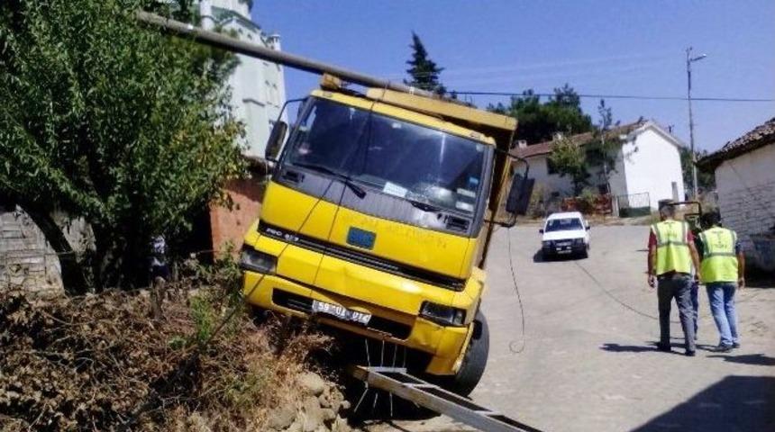 Freni Boşalan Kamyon Ortalığı Savaş Alanına &Ccedil;evirdi