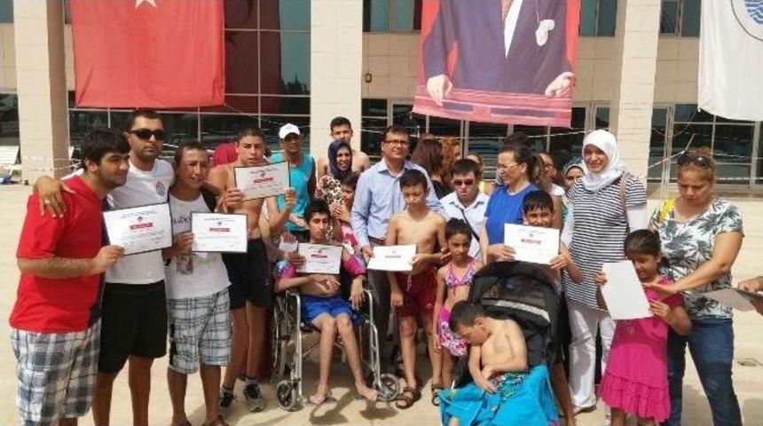 Engelli Bireyler Y&uuml;zme Sertifikalarını Aldı