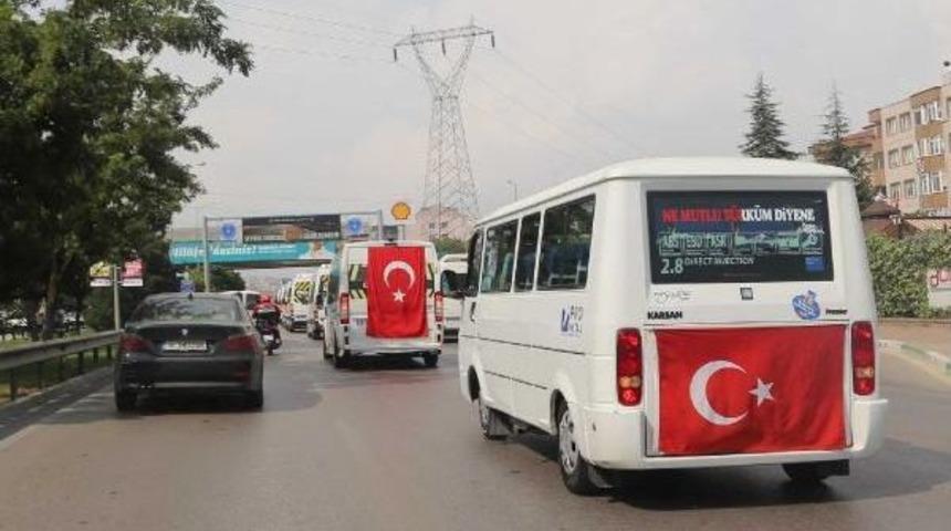 Şof&ouml;rler Minib&uuml;s Konvoyu Ile Şehit Yarbay &Ccedil;elikcan'ın Baba Evine Gitti