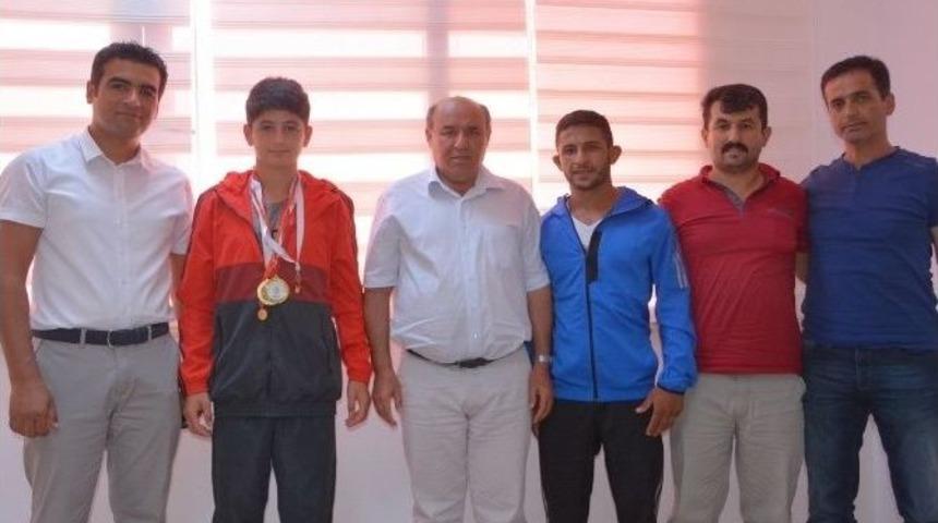 Elmalı Fatihinden Başkan Otg&ouml;z&rsquo;e Jest