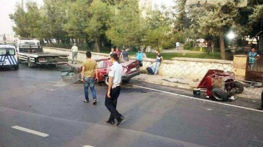 Cami Duvarına &Ccedil;arpan Otomobil İkiye B&ouml;l&uuml;nd&uuml;