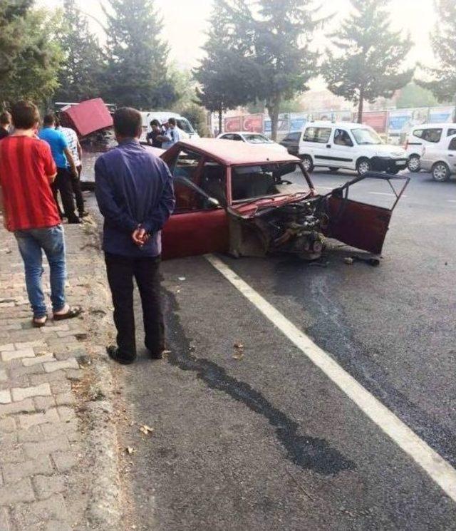 Cami Duvarına Çarpan Otomobil İkiye Bölündü