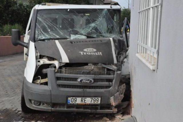 Direksiyon Başında Geri Dönüp Bakınca Kamyonetiyle Direğe Sonra Duvara Çarptı 1