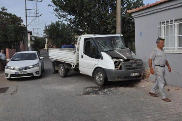 Direksiyon Başında Geri Dönüp Bakınca Kamyonetiyle Direğe Sonra Duvara Çarptı 2