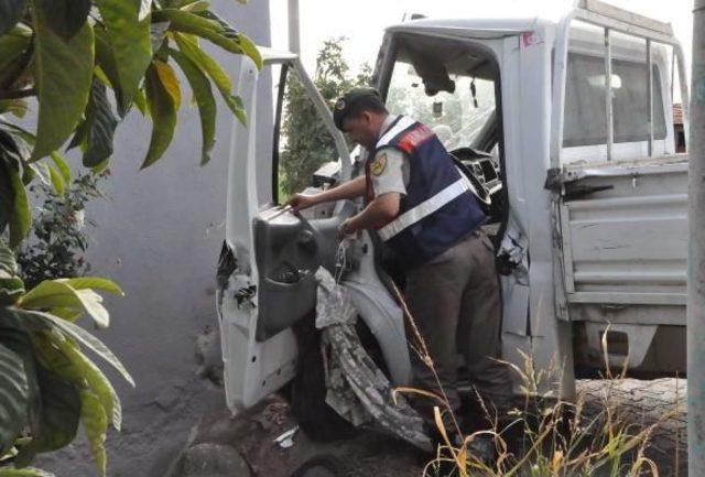 Direksiyon Başında Geri Dönüp Bakınca Kamyonetiyle Direğe Sonra Duvara Çarptı 3