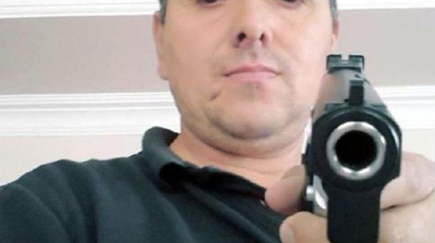 Muhtar Poz Verdiği Tabanca Ile Cinayet Işledi