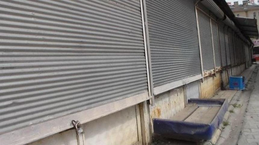 Gevaş&rsquo;ta Esnaf Kepenk Kapattı