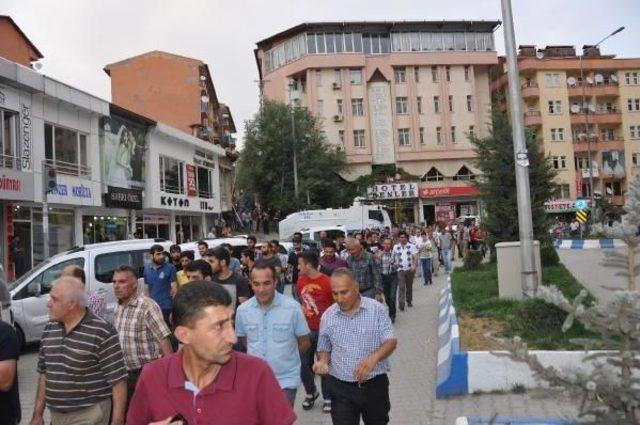 Hakkari'de 'cizre Halkı Yalnız Değildir' Yürüyüşü