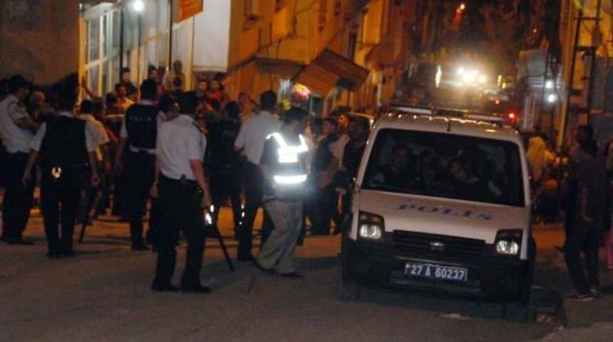 Sokakta Otomobili Hızlı Kullanıyorsunuz Tartışmasında 3 Kişi Yaralandı