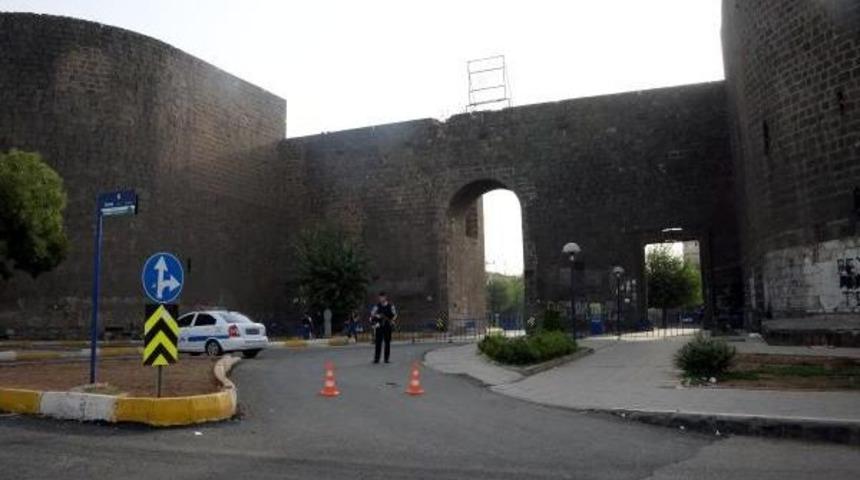 Diyarbakır Sur İl&ccedil;esi'nde Sokağa &Ccedil;ıkma Yasağı Ilan Edildi  (2) (Yeniden)
