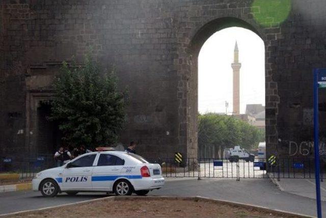 Diyarbakır Sur İlçesi'nde Sokağa Çıkma Yasağı Ilan Edildi  (2) (Yeniden)