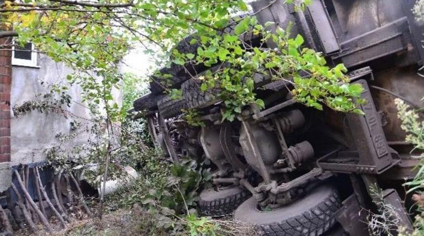 Bah&ccedil;elerine U&ccedil;an Kamyonun G&uuml;r&uuml;lt&uuml;s&uuml; İle Sokağa Fırladılar
