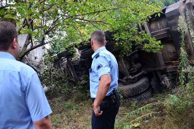 Bahçelerine Uçan Kamyonun Gürültüsü İle Sokağa Fırladılar