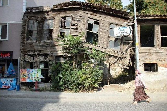 Metruk Binalar Tehlike Sa&ccedil;ıyor 1