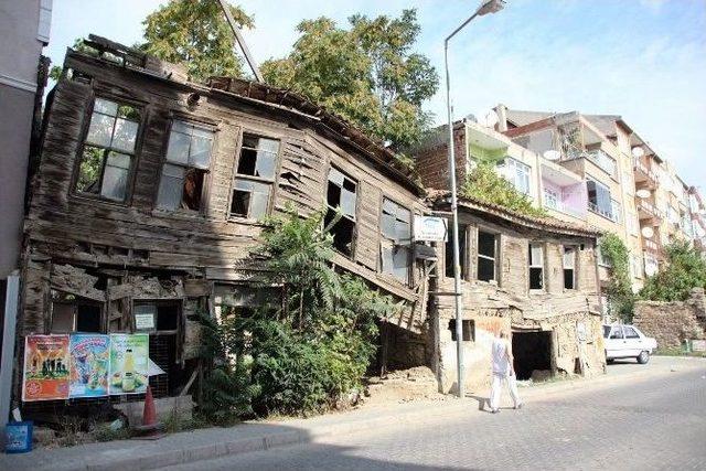 Metruk Binalar Tehlike Sa&ccedil;ıyor 2