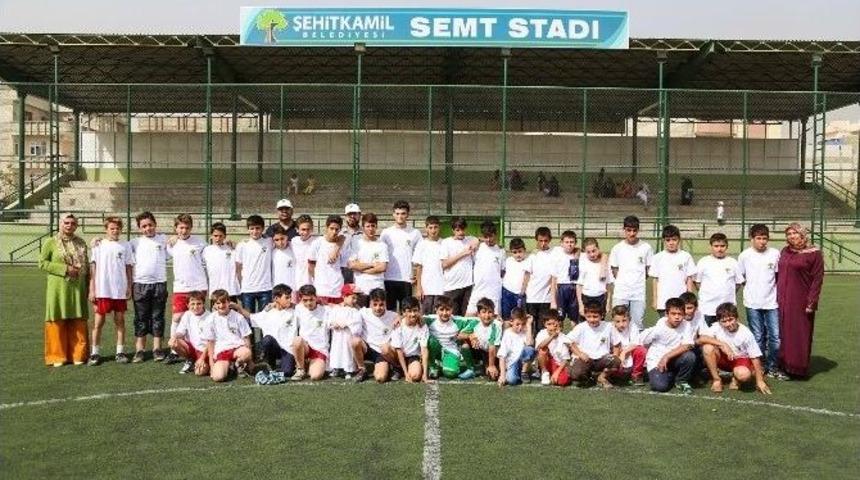 Yetimlerin Ma&ccedil;ında Dostluk Kazandı