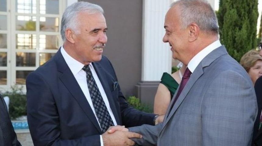 Erg&uuml;n, Gen&ccedil; &Ccedil;iftlerin Mutluluğunu Paylaştı