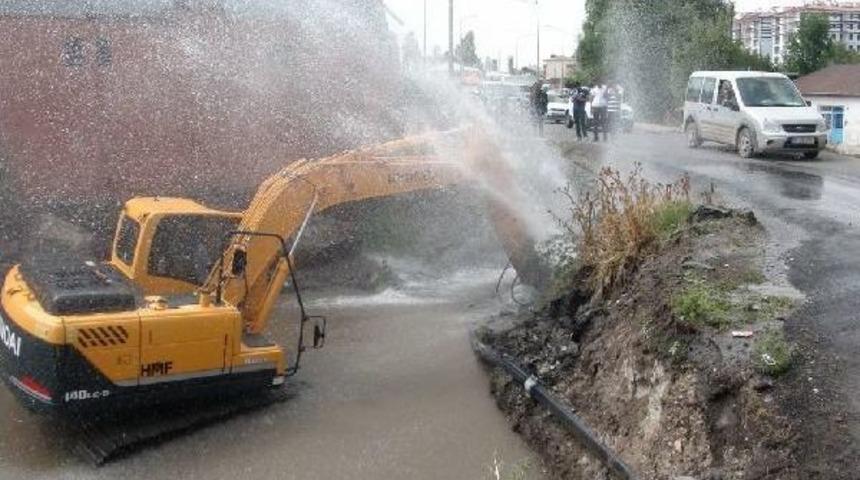 Kars'ın I&ccedil;me Suyu Şebekesi Patladı