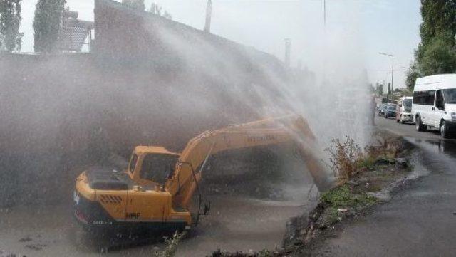 Kars'ın Içme Suyu Şebekesi Patladı