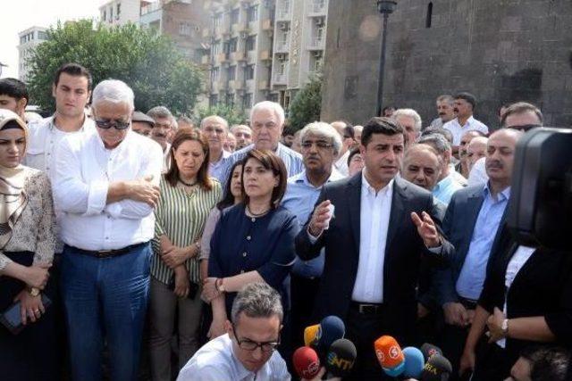 Demirtaş: Ankara Ve Kandil'in, Halkın Beklentisine Uygun Bir Tutum Ortaya Koyması Gerekir