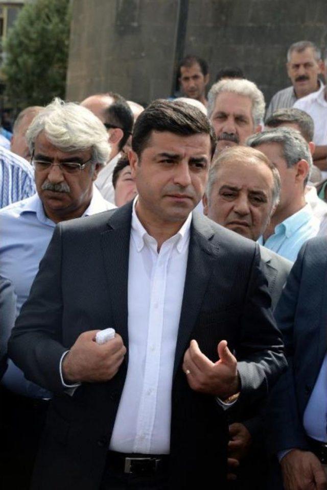 Demirtaş: Ankara Ve Kandil'in, Halkın Beklentisine Uygun Bir Tutum Ortaya Koyması Gerekir