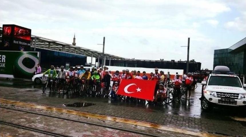 Yağmura Aldırış Etmeden Şehitler İ&ccedil;in Pedal &Ccedil;evirdiler