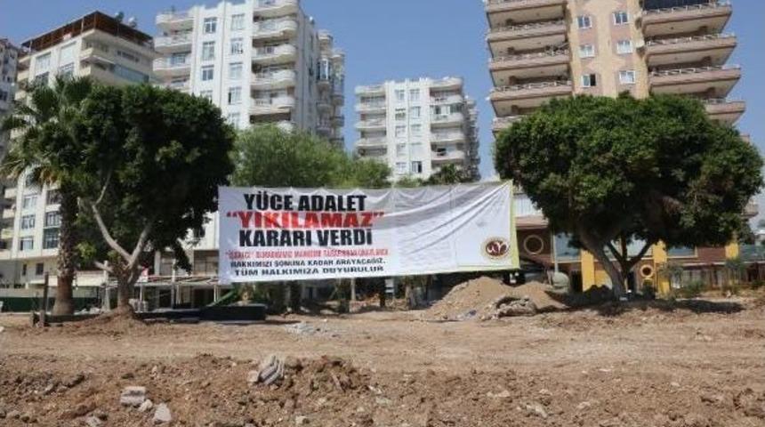 Belediye Işyerini Yıktıktan Sonra, Mahkeme 'y&uuml;r&uuml;tmeyi Durdurma' Kararı Verdi