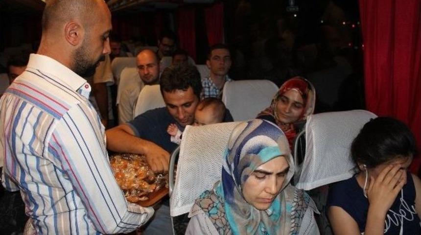 Muhtarlar Yolculara Kayısı İkram Etti